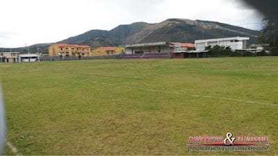 Vista de la cancha de fútbol 11 del Complejo Deportivo La Armenia en el Valle de los Chillos. Pueblo de La Armenia 2