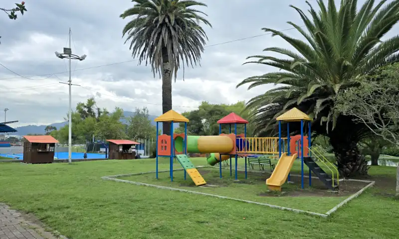 Descubre el Parque Recreacional La Moya en Conocoto, Valle de Los Chillos. Piscina, canchas, senderos y diversión familiar todo el año.