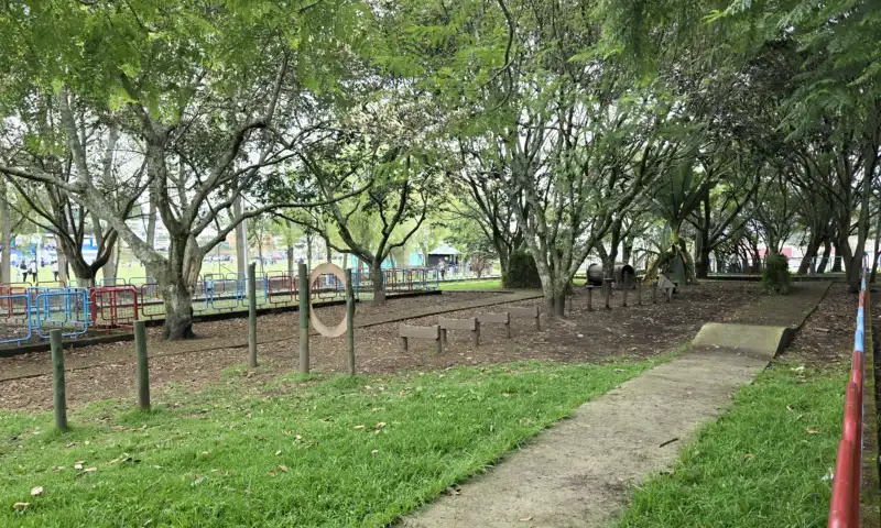 Descubre el Parque Recreacional La Moya en Conocoto, Valle de Los Chillos. Piscina, canchas, senderos y diversión familiar todo el año.